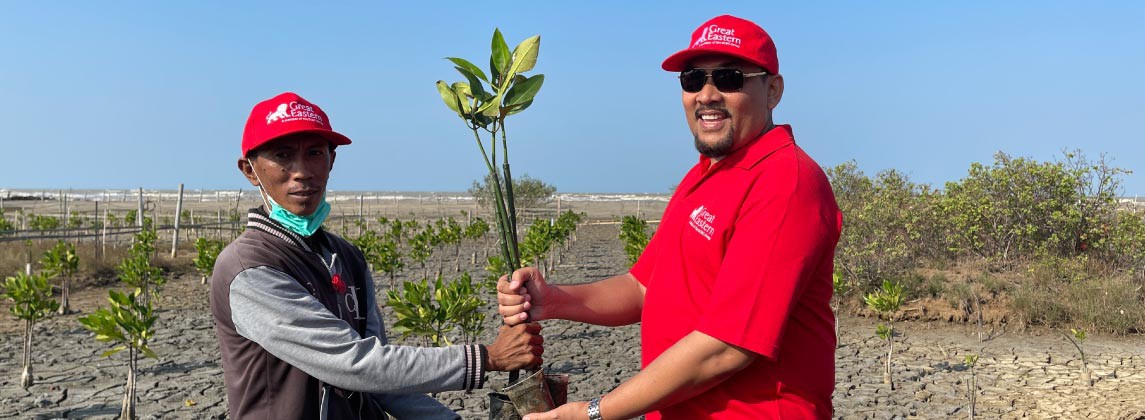 Penyerahan bibit mangrove kepada perwakilan petani Carbon Ethics dari Great Eastern Life Indonesia